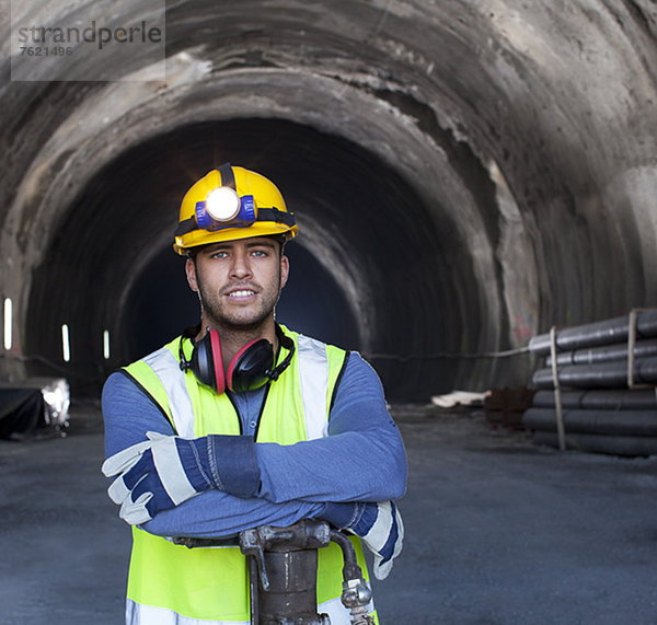 Arbeiter im Tunnel stehend