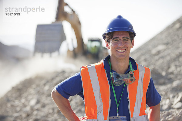 Arbeiter lächelt im Steinbruch