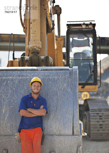 Arbeiter beim Bagger vor Ort