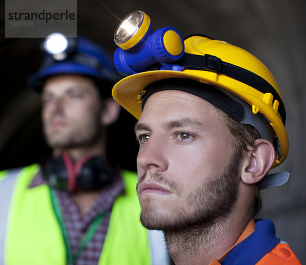 Nahaufnahme des Arbeitergesichtes im Tunnel