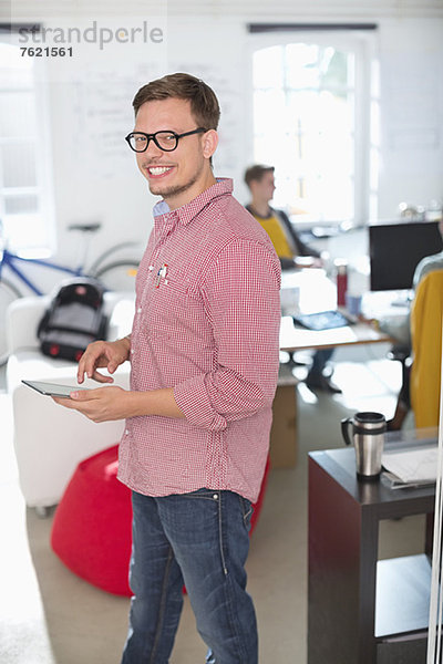 Geschäftsmann mit digitalem Tablett im Büro