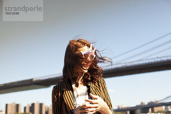 Frau in neuartiger Sonnenbrille von city cityscape