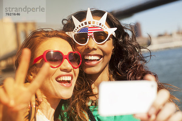 Frauen fotografieren sich mit einer neuen Sonnenbrille