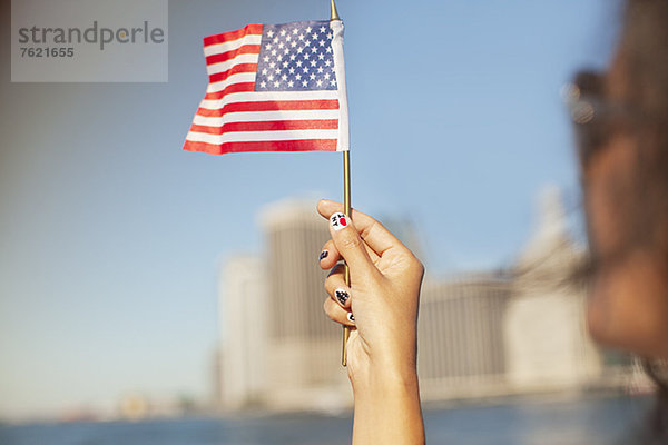 Frau mit neuartigen Nägeln mit amerikanischer Flagge