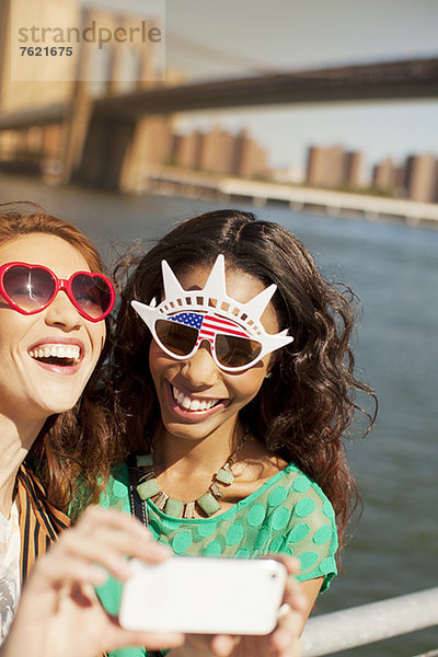 Frauen in neuartiger Sonnenbrille beim Fotografieren im Stadtbild