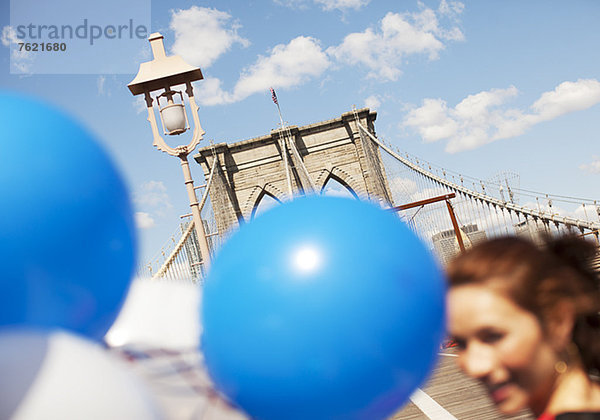 Paar mit Ballonfahrt auf der Stadtbrücke