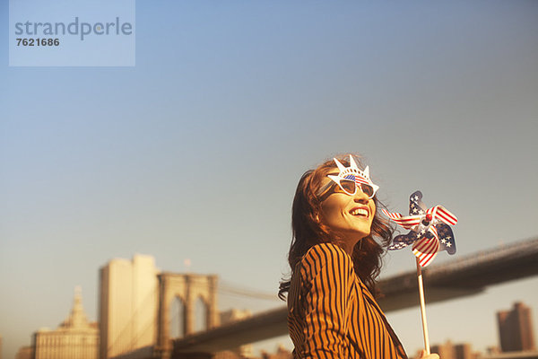 Frau Neuheit Sonnenbrille mit Pinwheel von Urban Bridge