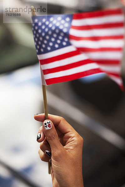 Frau mit neuartigen Nägeln mit amerikanischer Flagge