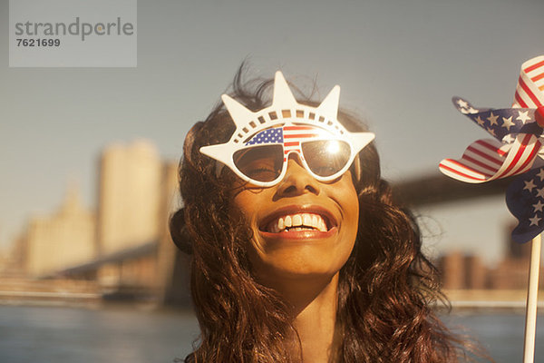 Frau mit neuartiger Sonnenbrille und Pinwheel von urban bridge