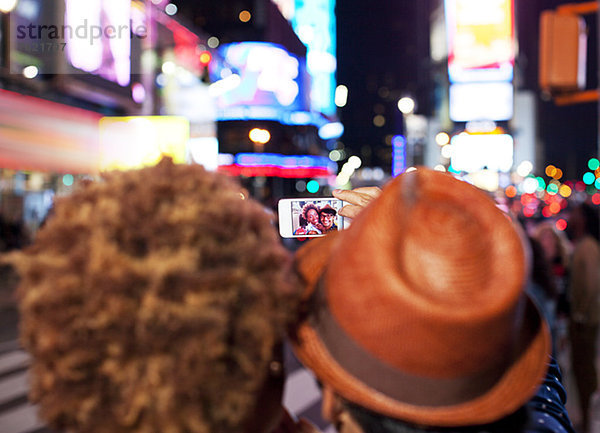 Paar fotografiert gemeinsam auf der Stadtstraße