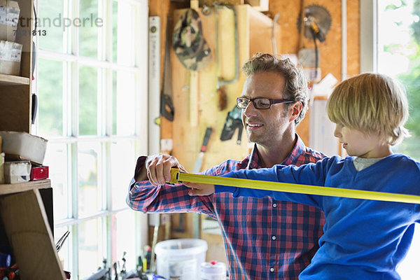 Vater und Sohn arbeiten in der Garage