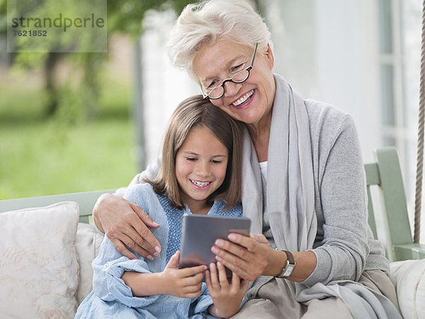 Frau und Enkelin mit digitalem Tablett