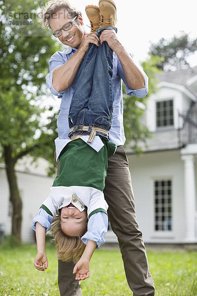 Vater und Sohn spielen zusammen im Freien