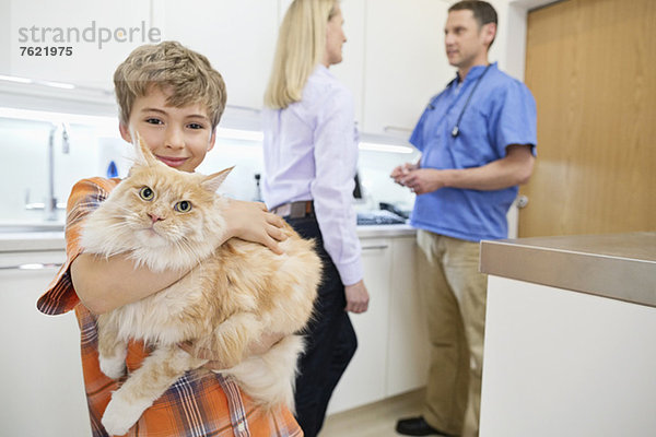 Besitzer der Katze in der Tierarztpraxis