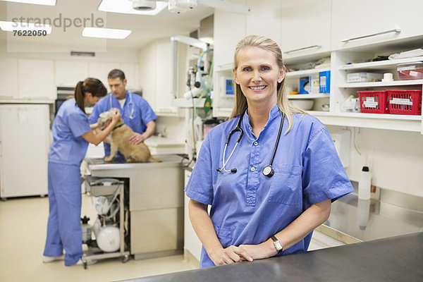 Lächelnder Tierarzt in der Tierarztpraxis