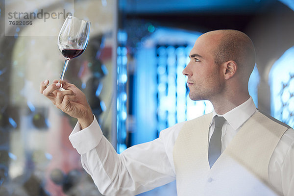 Kellner bei einem Glas Wein im Restaurant