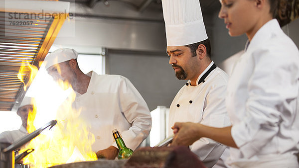 Köche kochen in der Restaurantküche