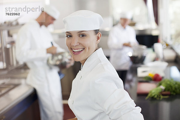 Koch lächelt in der Restaurantküche