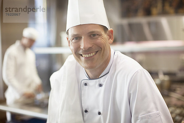 Koch lächelt in der Restaurantküche