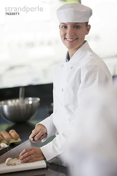 Chefkoch beim Schneiden von Gemüse in der Restaurantküche