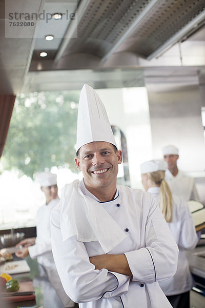 Koch lächelt in der Restaurantküche