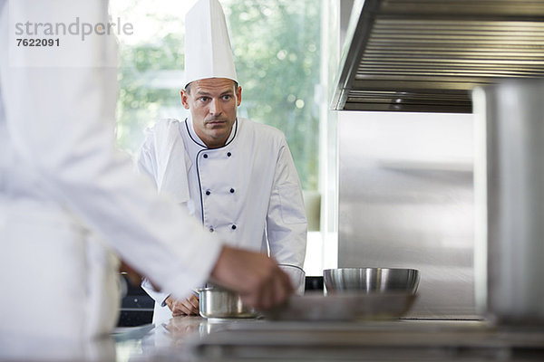 Köche kochen in der Restaurantküche