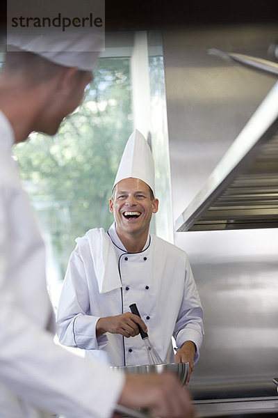 Köche reden in der Restaurantküche