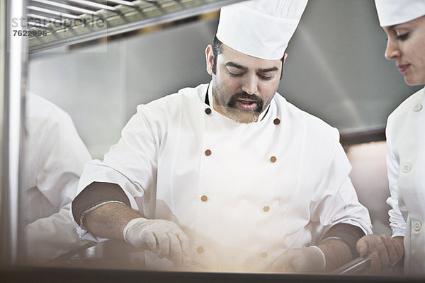 Köche kochen in der Restaurantküche