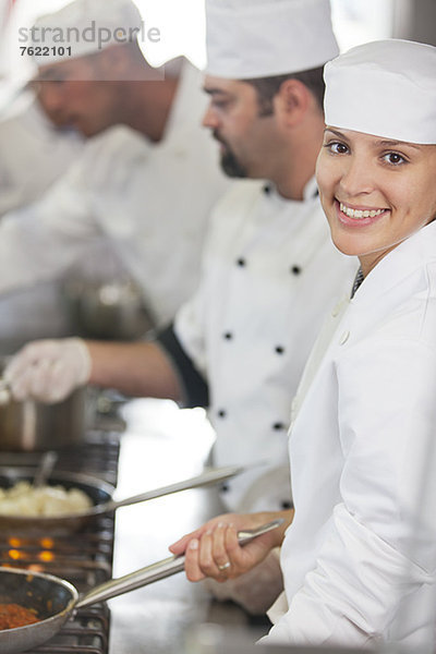 Köche kochen in der Restaurantküche