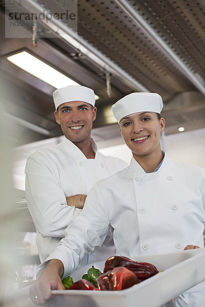 Köche lächeln in der Restaurantküche