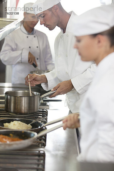 Köche kochen in der Restaurantküche