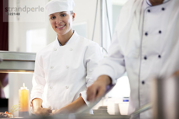 Köche kochen in der Restaurantküche