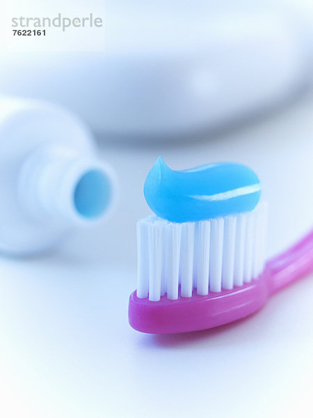 Nahaufnahme der Zahnbürste mit Zahnpasta