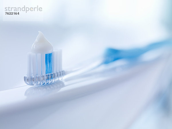 Nahaufnahme der Zahnbürste mit Zahnpasta