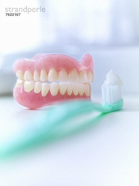 Nahaufnahme von Zahnersatz und Zahnbürste