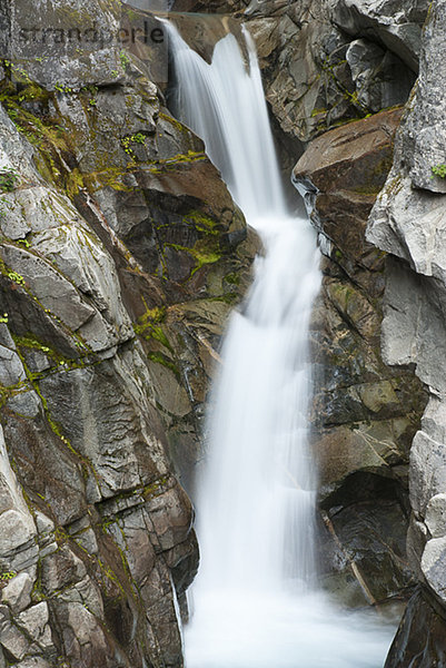Wasserfall auf felsigem Abhang