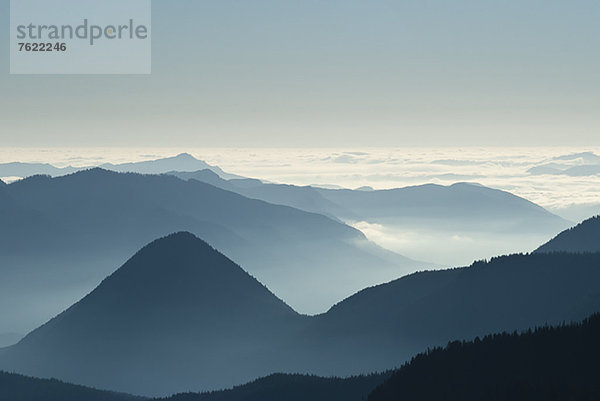 Luftaufnahme von Berggipfeln über Wolken