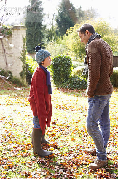 Vater und Sohn wandern im Herbstlaub