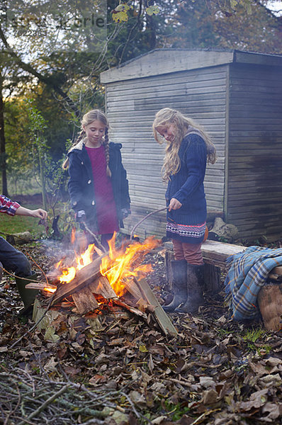 Mädchen bauen Lagerfeuer im Freien