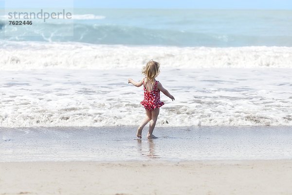 Mädchen im Badeanzug am Strand
