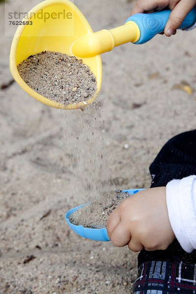 Kleinkind spielt im Sandkasten