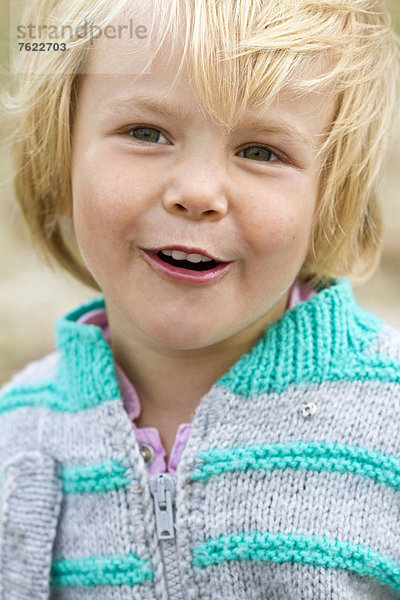 Lächelndes blondes Kleinkind  Portrait