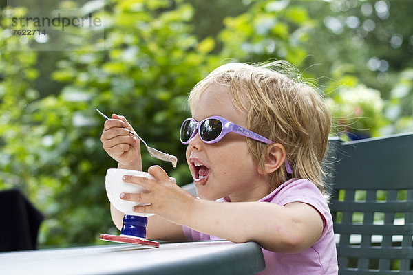 Mädchen isst einen Eisbecher