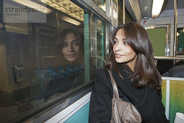 Lächelnde Frau in der U-Bahn