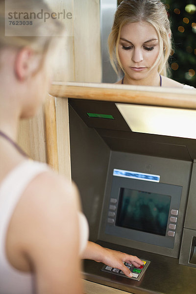 Frau mit Tastatur auf ATM