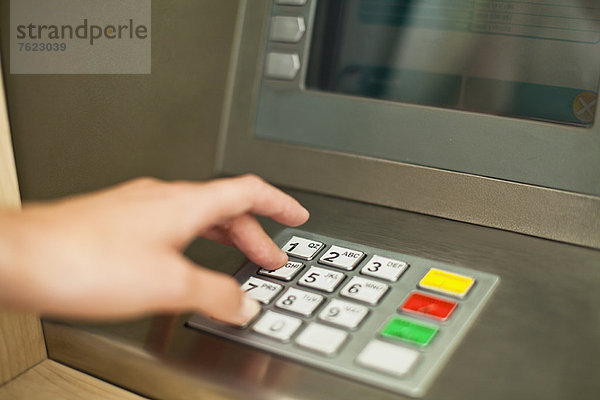 Frau mit Tastatur auf ATM