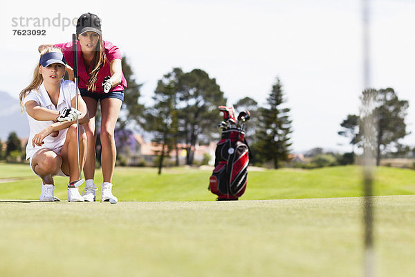 Frauen spielen Golf auf dem Platz