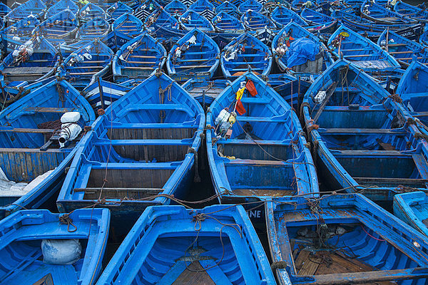 Blaue Boote im Hafen angedockt
