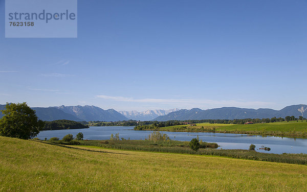 Fluss und Berge in ländlicher Landschaft