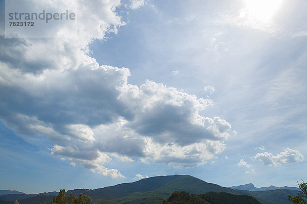 Wolken über ländlicher Landschaft